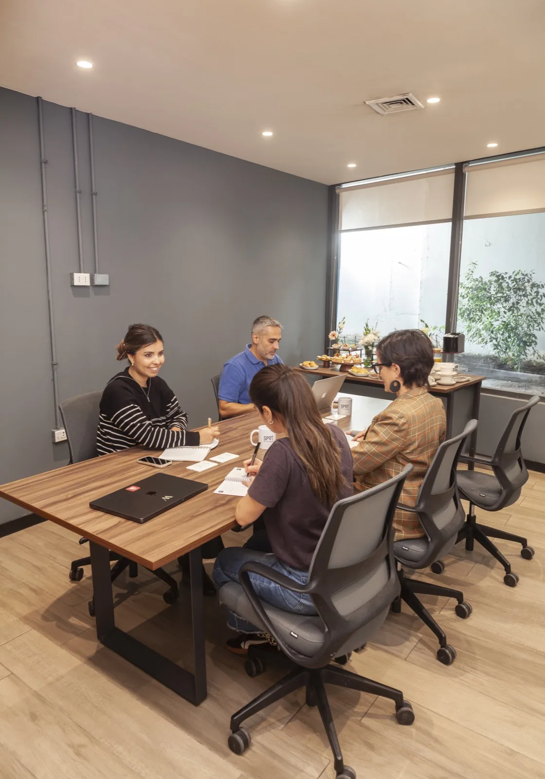 Reunión de trabajo en una sala mediana